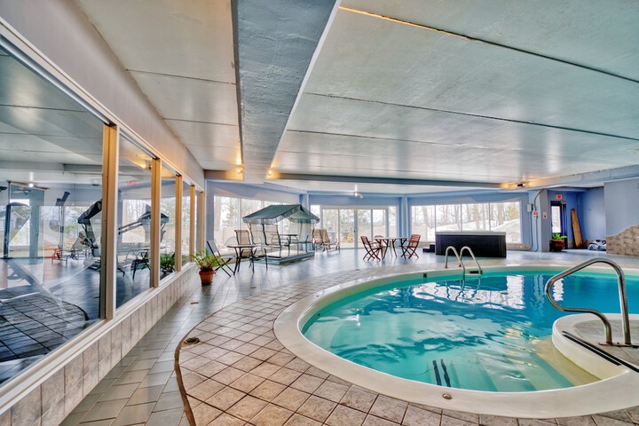 Pool image of Auberge de la Montagne Coupée