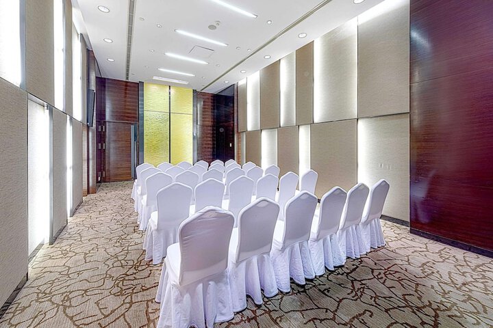 Business Center 98 of 106
