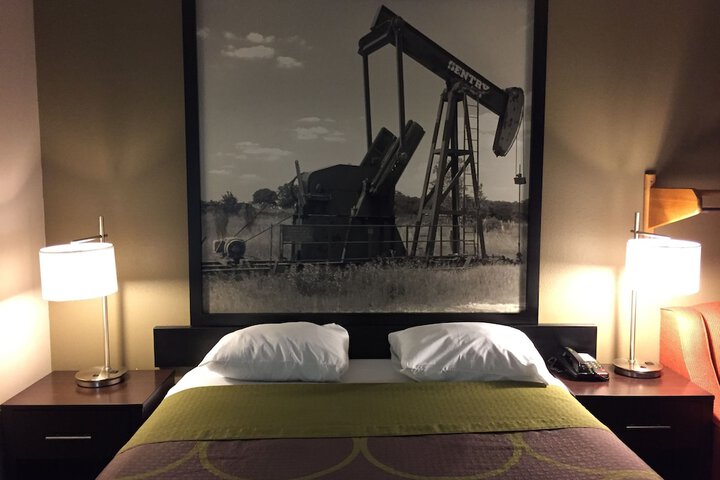 1 Queen Bed (2 of 13)