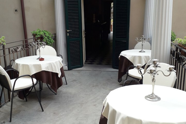 Dining 31 of 56