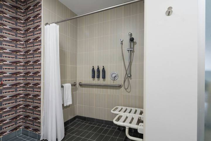 Room 16 of 37