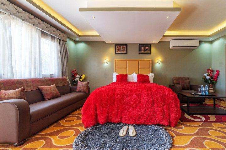 Room 6 of 93