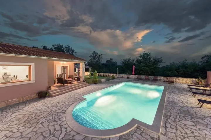 Pool 11 of 16