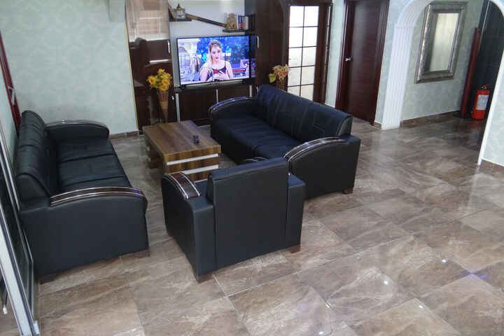 Lounge 34 of 36