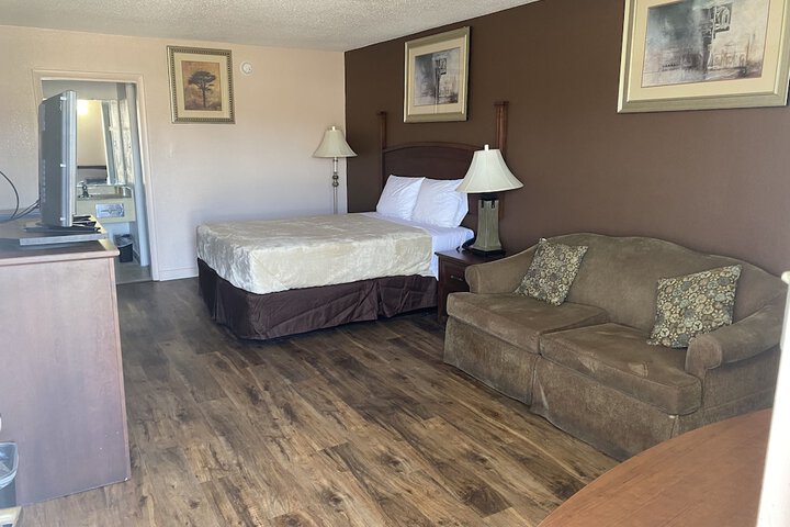 Room 6 of 8