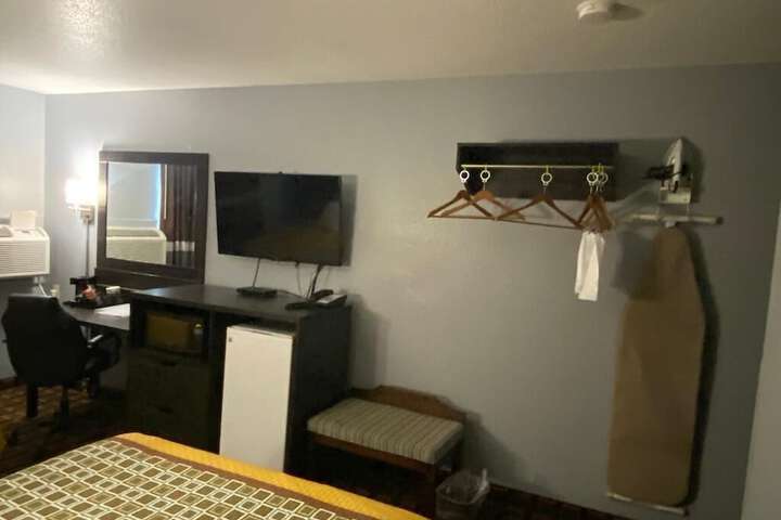 Deluxe King Bed (2 of 12)
