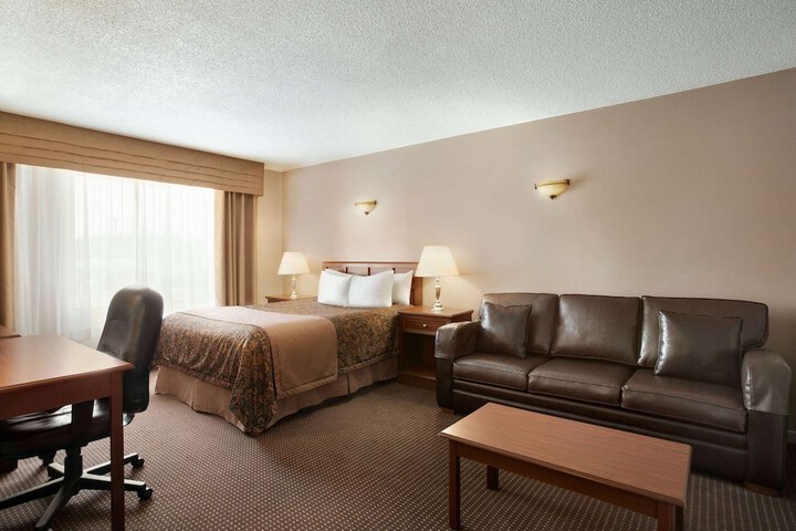 1 Queen Bed (11 of 16)