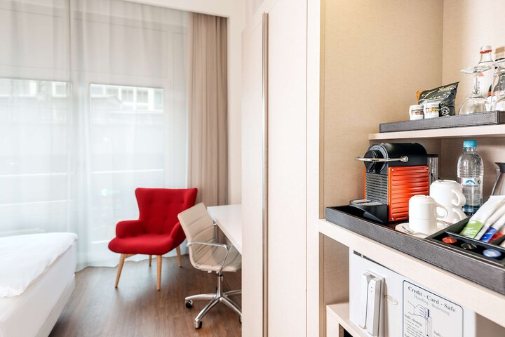 Room 10 of 66