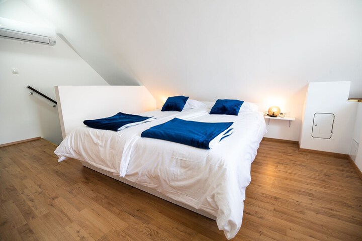 Room 4 of 47
