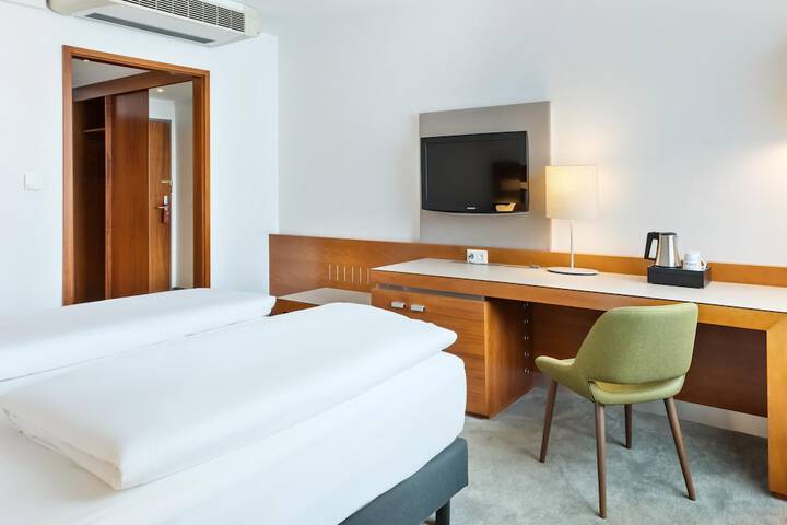 Room 28 of 106