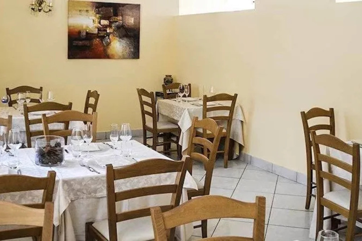 Dining 13 of 16