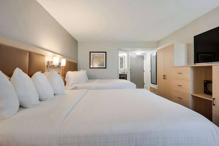 2 Queen Beds Flat Screen Television Microwave and Refrigerator High Speed Internet Accessible Full Breakfast (4 of 12)