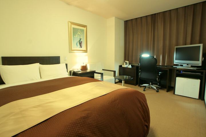 Room 4 of 25