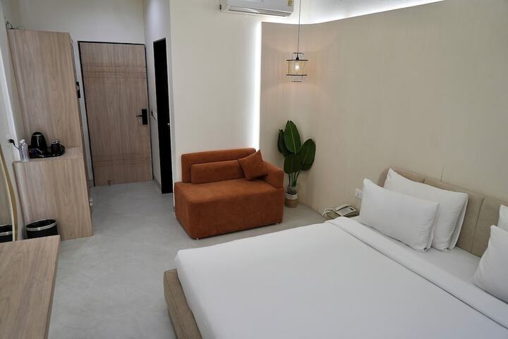 Room 28 of 67