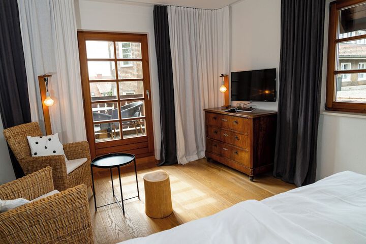 Room 102 of 395