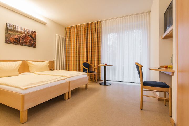 Room 4 of 33