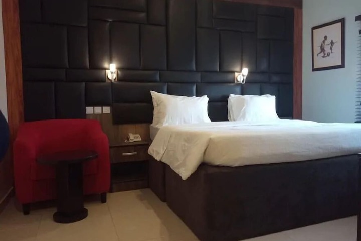 Room 4 of 25