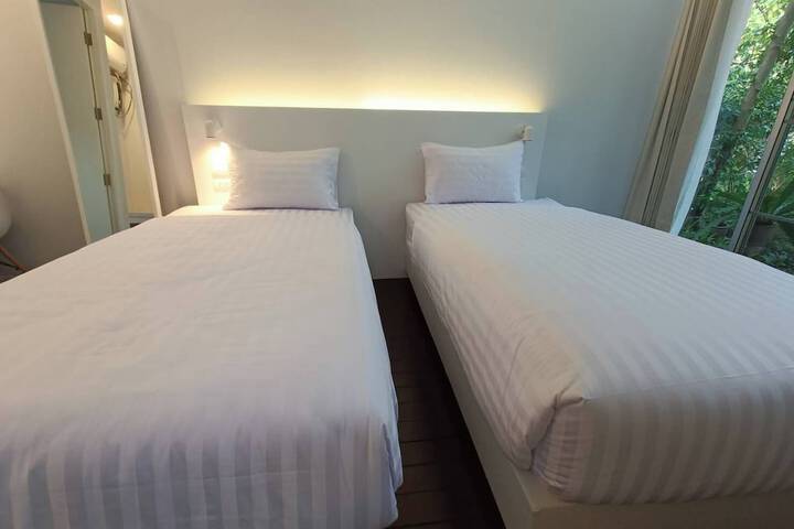 Room 25 of 127