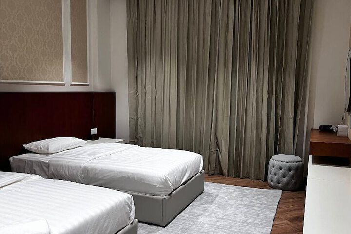 Room 4 of 10