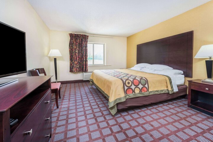 1 Queen Bed Mobility Accessible (5 of 8)