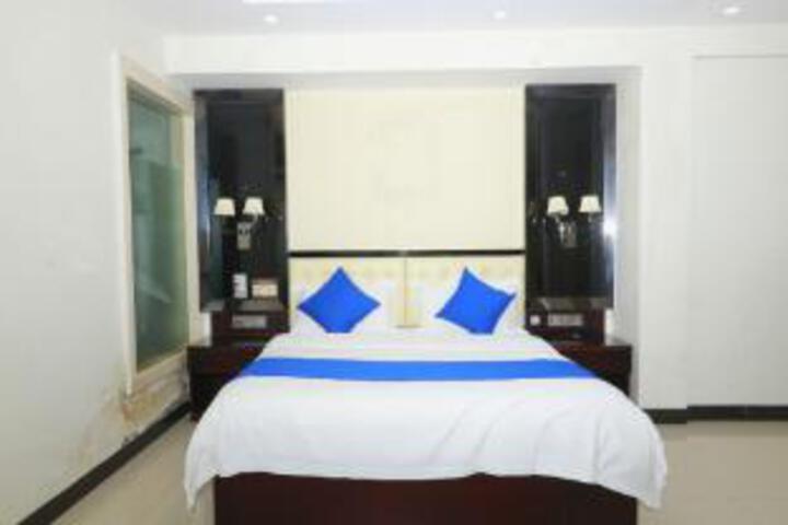 Room 8 of 9