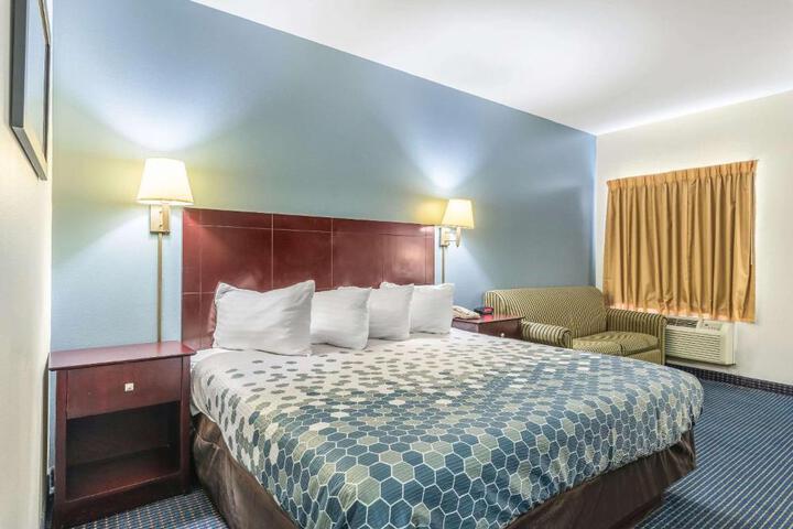 1 King Bed (9 of 10)