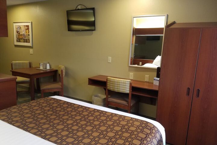 1 Queen Bed (16 of 34)
