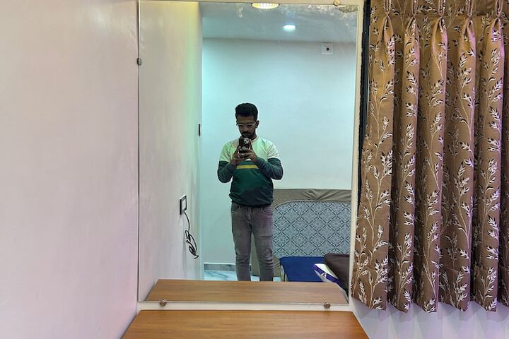 Room 10 of 28