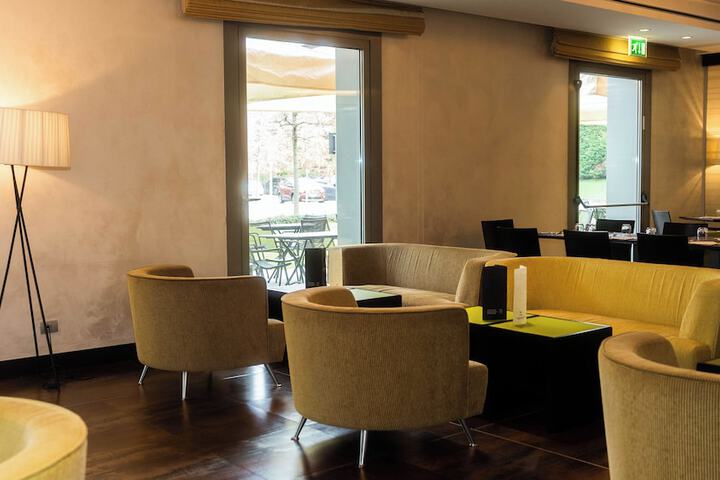 Lounge 107 of 132