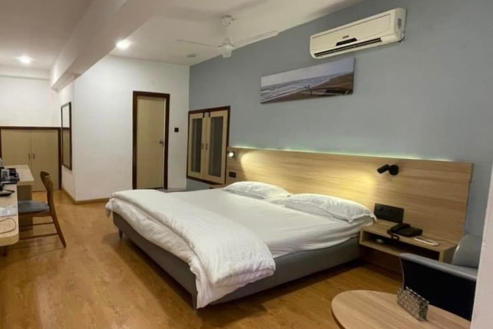 Room 6 of 15