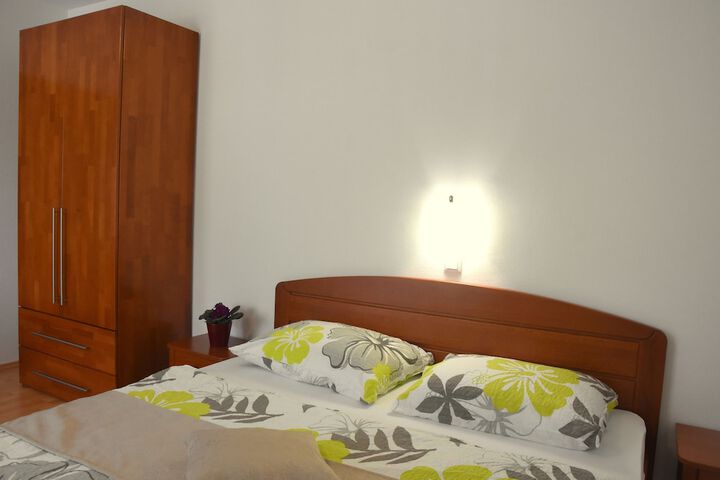 Room 13 of 80