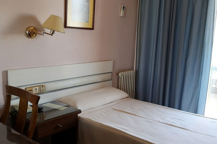Room 4 of 42