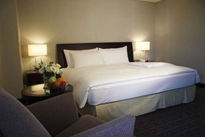 Room 32 of 66
