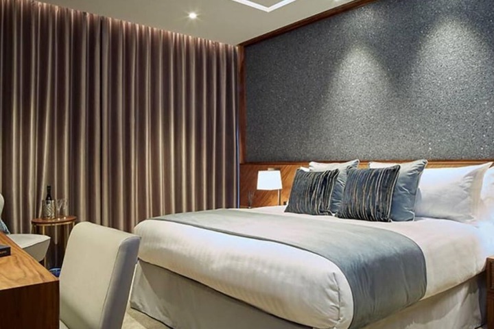 Room 4 of 43