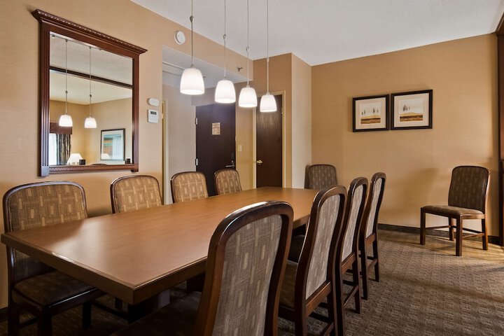 2 Queen Beds West Wing Patio Atrium View Microwave, Refrigerator WiFi (2 of 32)