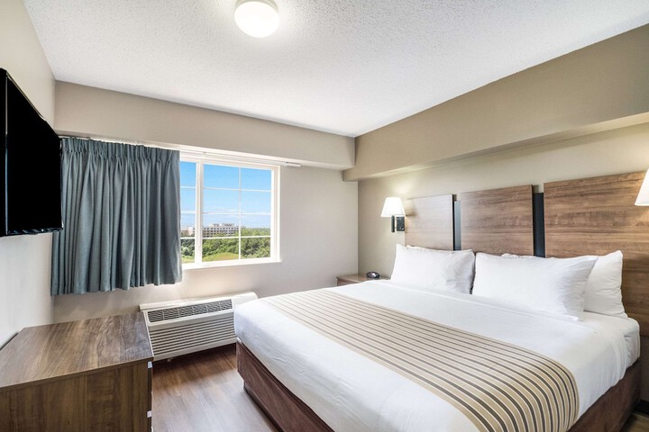 1 King Bed Efficiency (5 of 14)