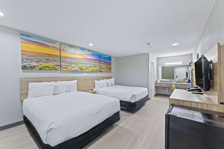 1 Queen Bed (5 of 14)