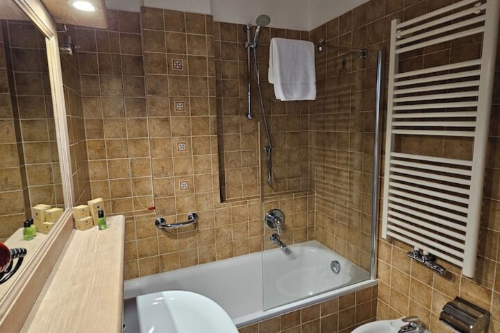 Room 106 of 194