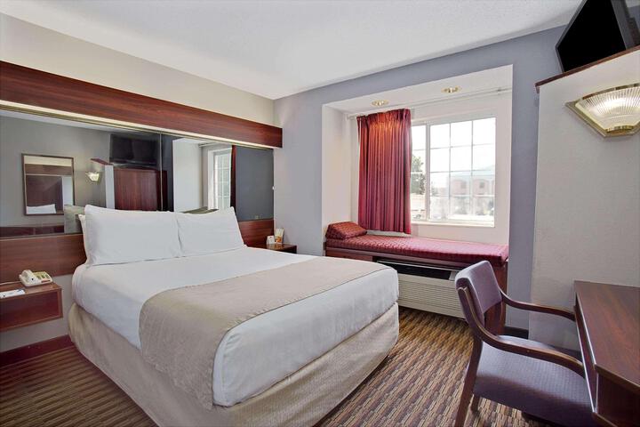 1 Queen Bed (5 of 13)