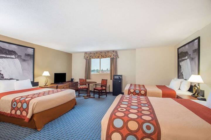 1 Queen Bed (3 of 7)