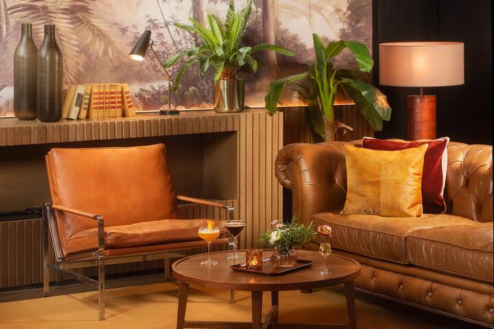 Lounge 42 of 53