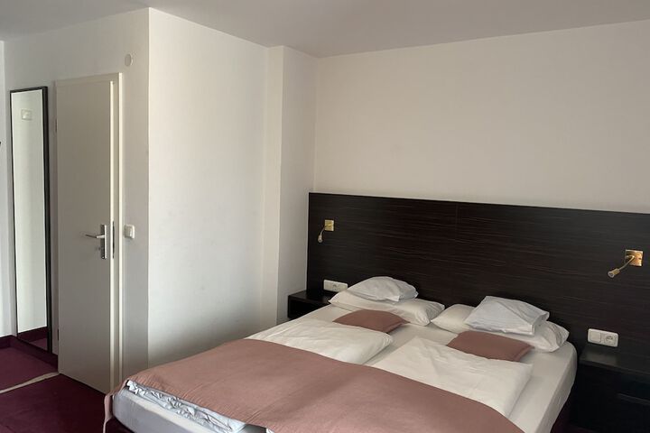 Room 33 of 54