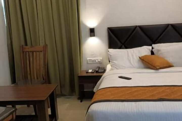 Room 3 of 10