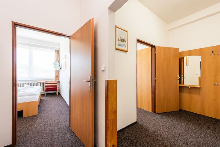 Room 26 of 100