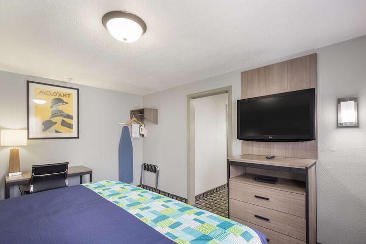 1 King Bed Suite (12 of 13)