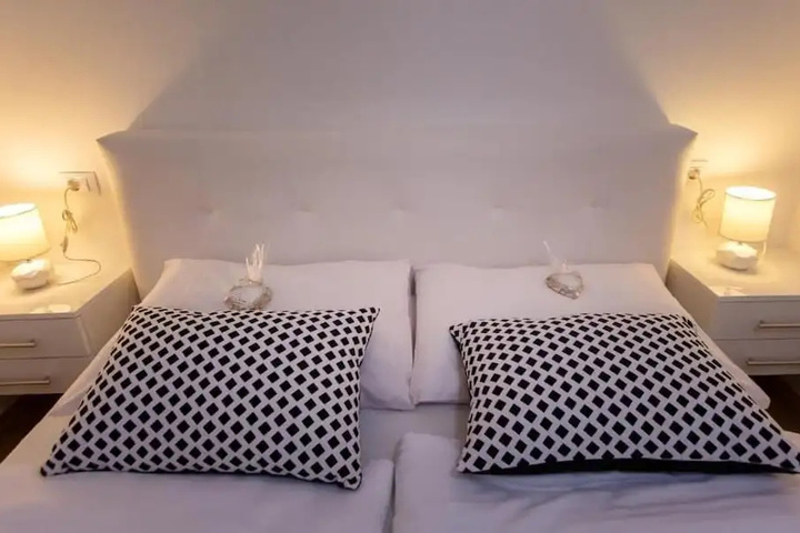 Room 4 of 9
