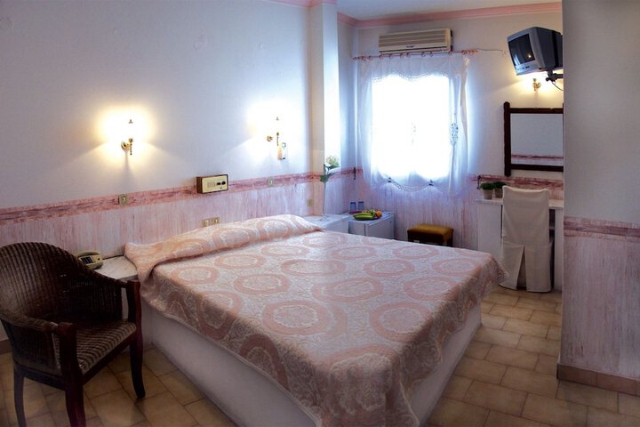 Room 3 of 41