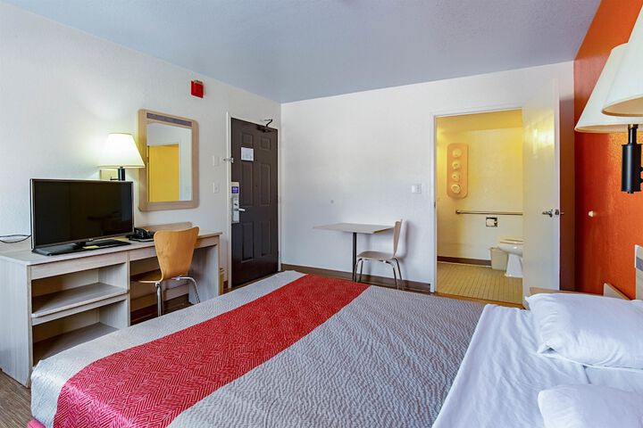 1 Queen Bed (5 of 9)