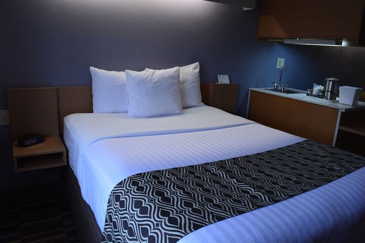 1 Queen Bed (27 of 27)