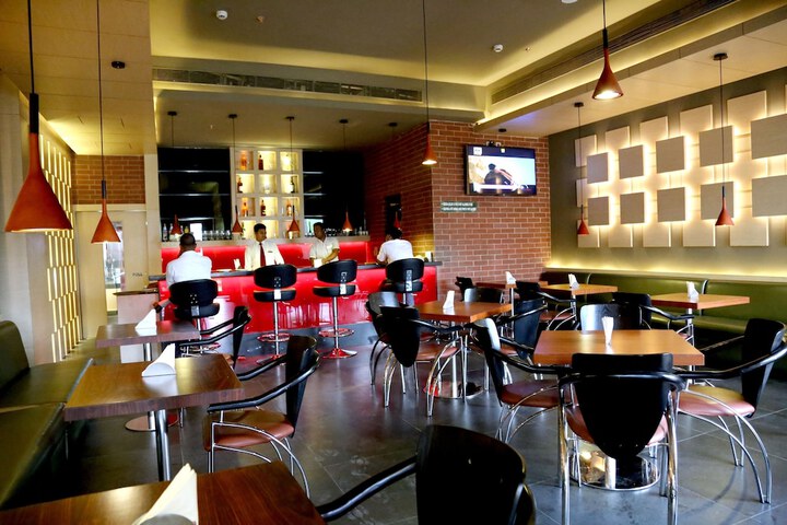 Lounge 17 of 24